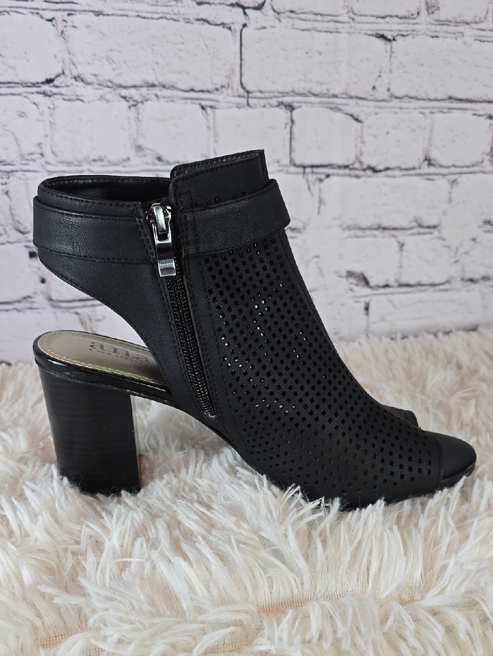 A.N.A. A New Approach 'Trout' Black Perforated Block Heel Sandals Size 8.5 - Picture 3 of 16